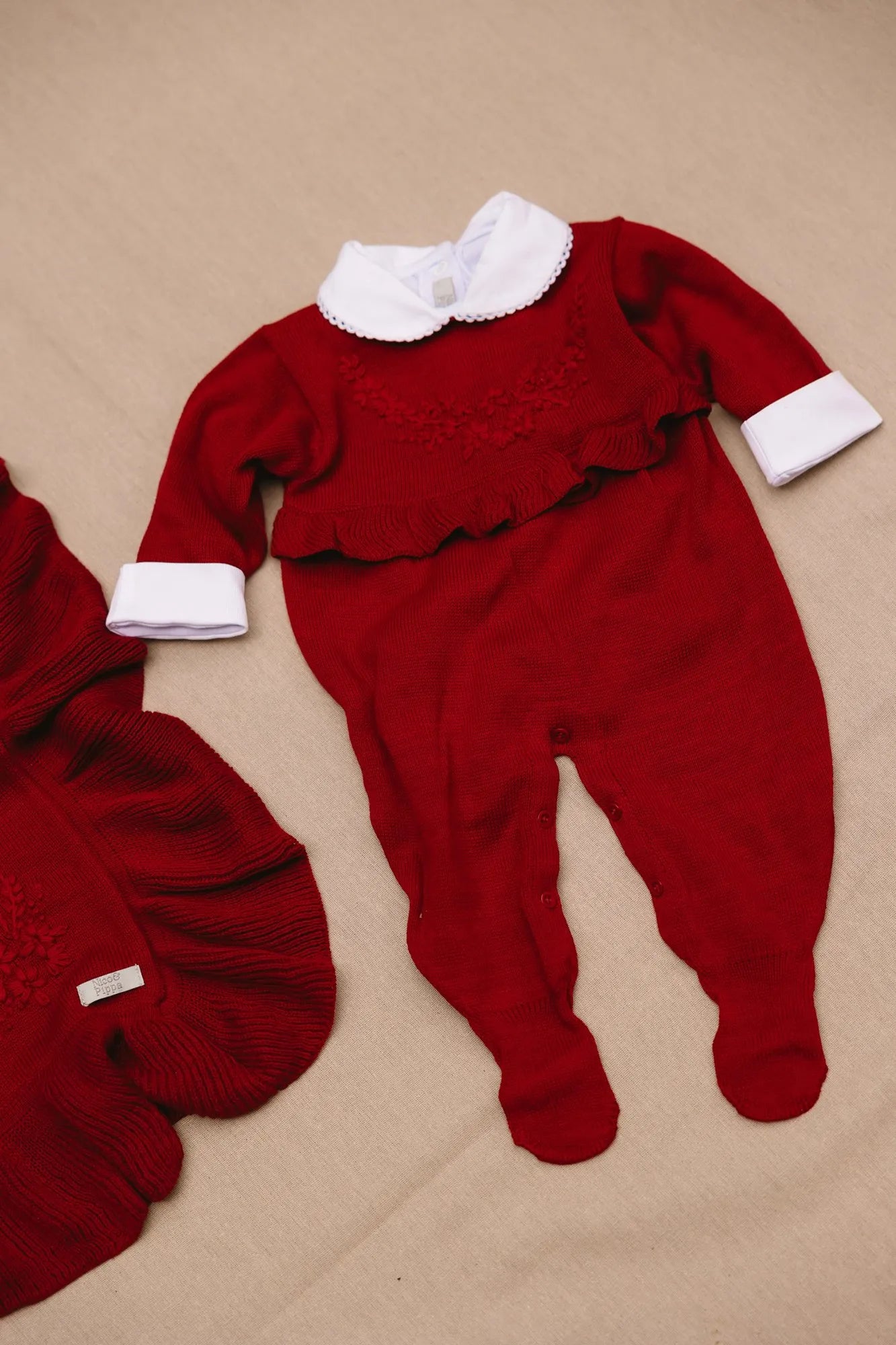 Macacão Feminino Babado Bordado Vermelho